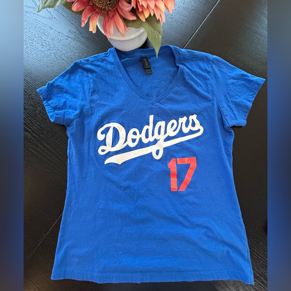 Dodgers team blue #17 Shohei Ohtani v neck Tshirt. Women’s Size Large, preowned
